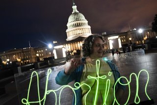 Cette mesure intervient dans un contexte particulier aux Etats-Unis, où le droit à l'avortement subit l'assaut renouvelé des conservateurs et est désormais interdit dans plusieurs Etats.